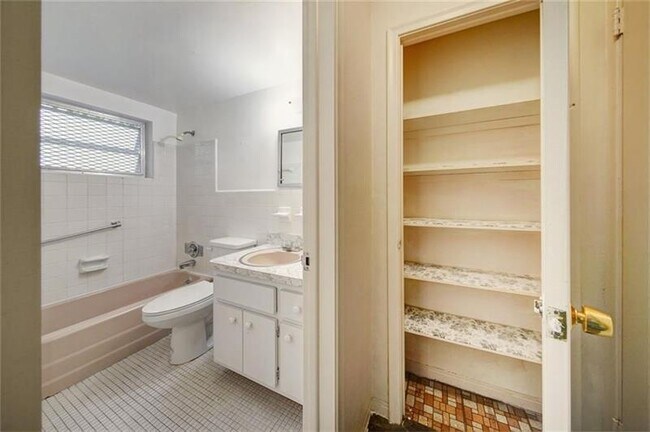 Building Photo - 2115 NE 42nd Ct