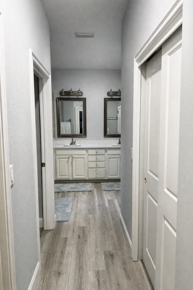 Building Photo - "Charming 2-Bedroom Brooksville Retreat with Stylish Granite Touches – 1983 Sq. Ft. of Comfort!" ...