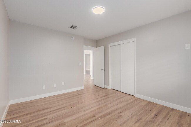 Building Photo - 5001 E Mitchell Dr