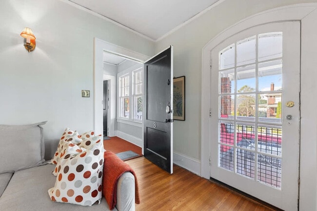 Building Photo - 536 Hawthorne Ln