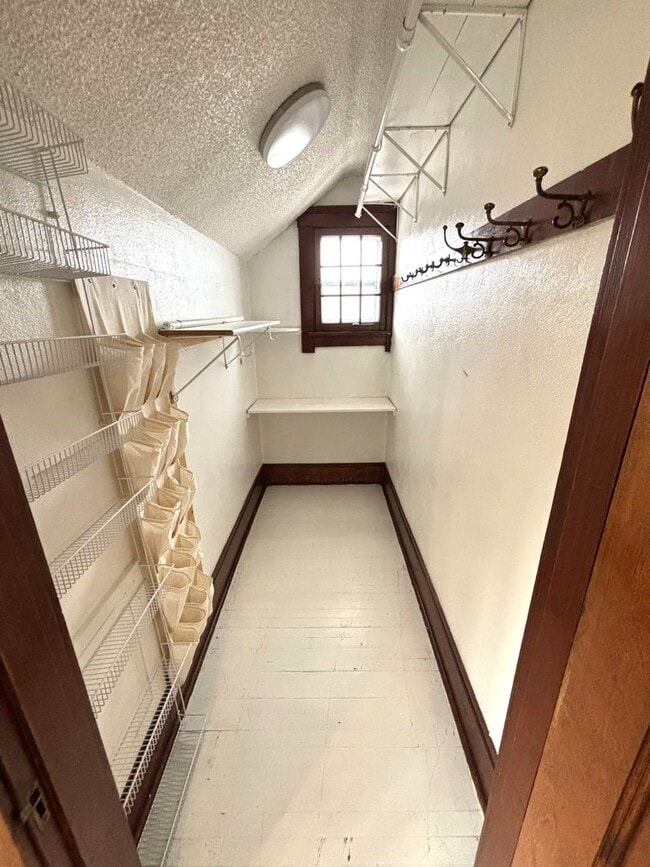 Building Photo - Make This House Your Home—Deposit Moves Yo...