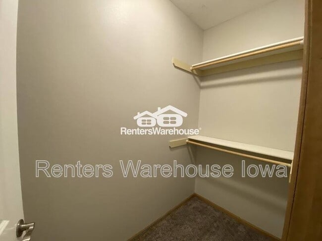 Building Photo - 2000 Meadow Ct