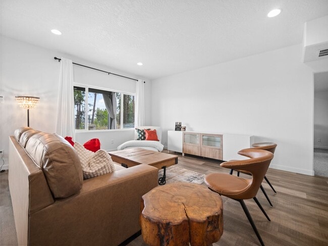 Building Photo - 4 bedroom Modern Home at Eagle Ridge Estates