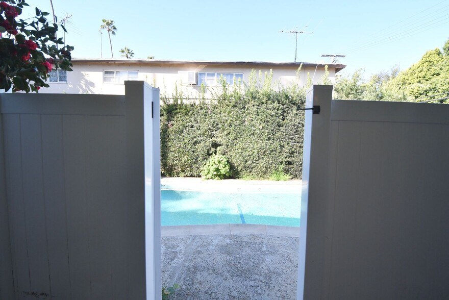 Building Photo - 13103 Moorpark St