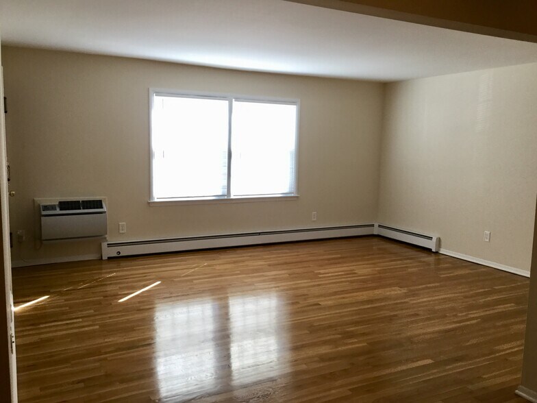 Primary Photo - 109 4th Ave