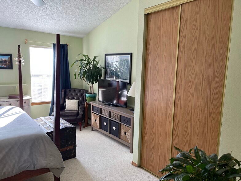 Master bedroom - 8185 S Fillmore Cir