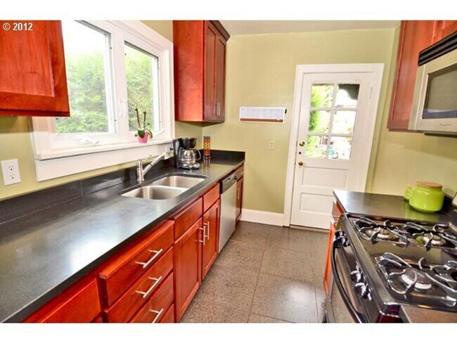 Building Photo - Darling Condo in heart of Hawthorne