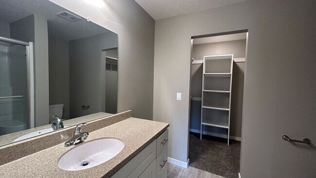 Building Photo - 4 Bedroom Townhome