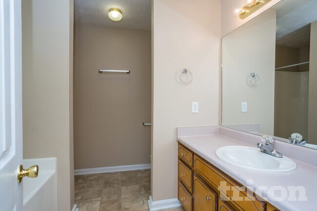 Building Photo - 100 5 Oaks Dr