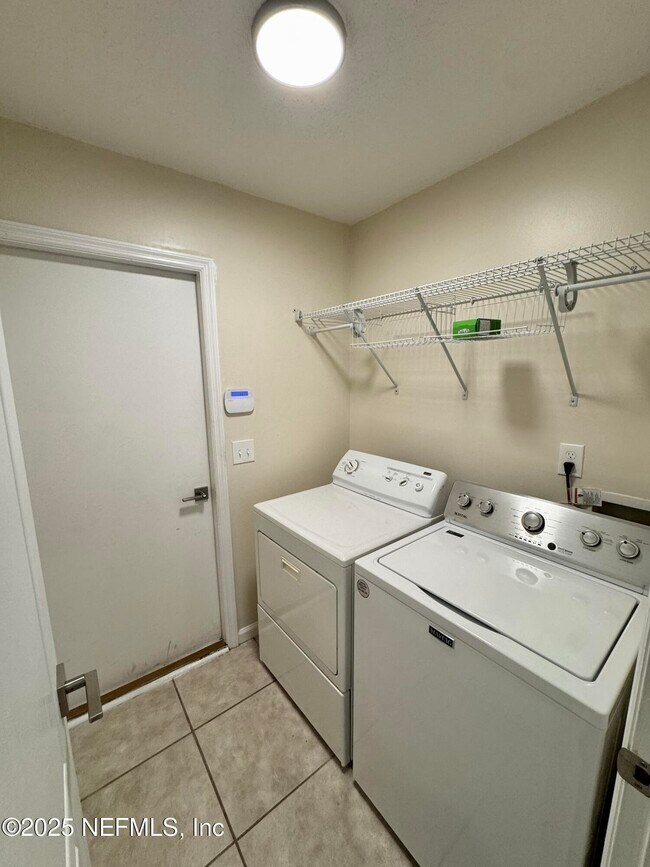 Building Photo - 12850 Chets Creek Dr N
