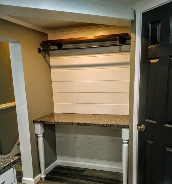 Laundry room - 16351 Petro Dr