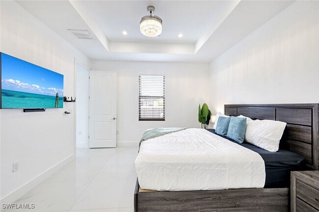 Building Photo - 502 SW 25th Pl