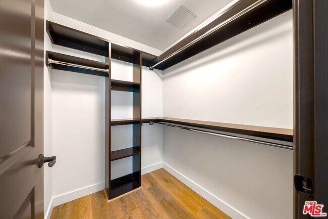 Building Photo - 520 S Kingsley Dr