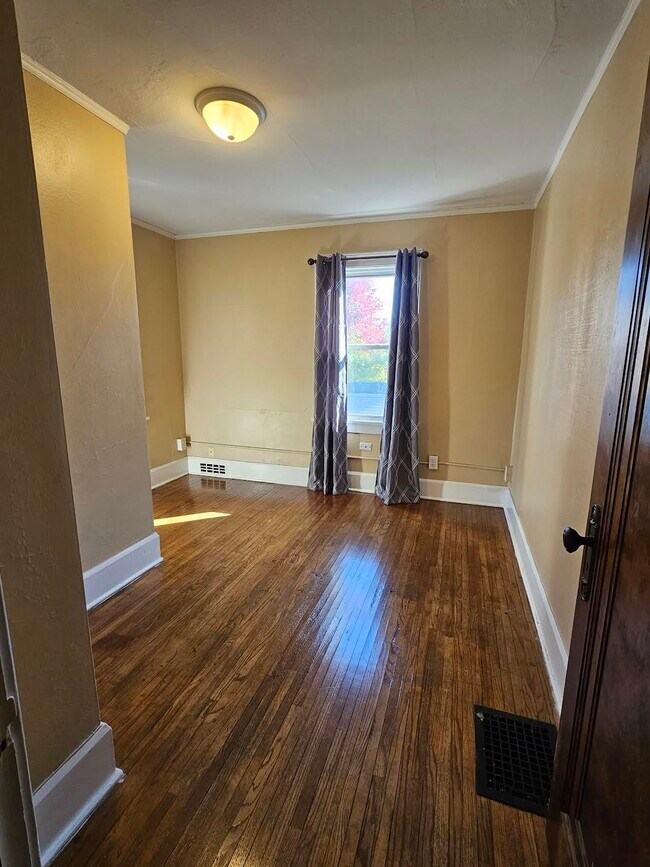 1st room - 709 Camlin Ave