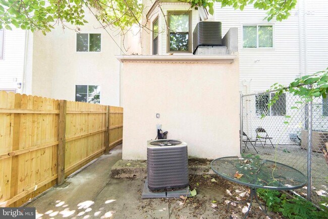 Building Photo - 1740 N Sydenham St