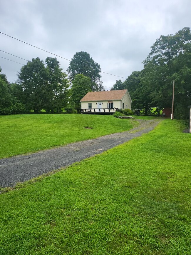 Building Photo - Cozy & Bright 2-Bedroom Home in Middlefield