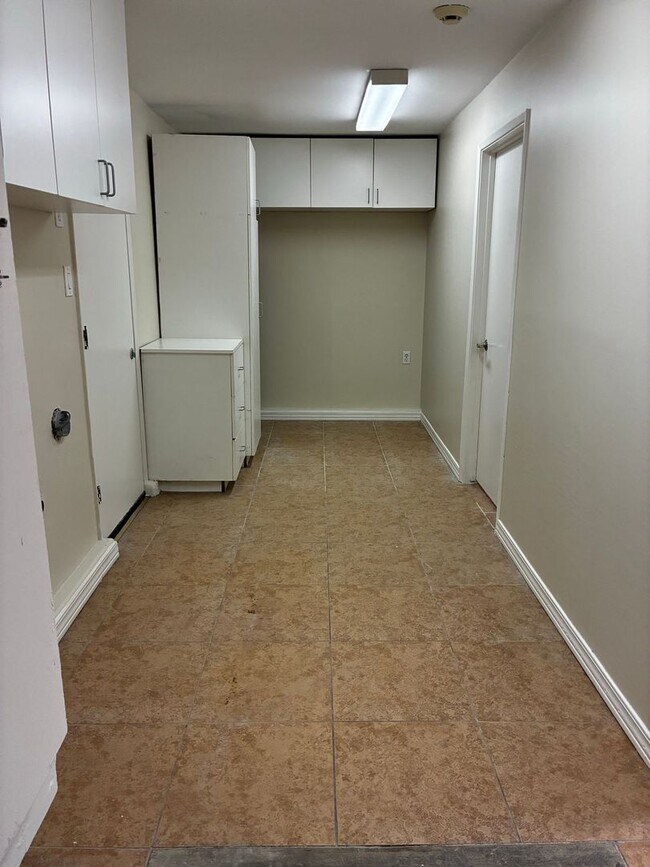 Building Photo - Spacious 4-Bedroom + 2 Bonus Rooms | Near ...
