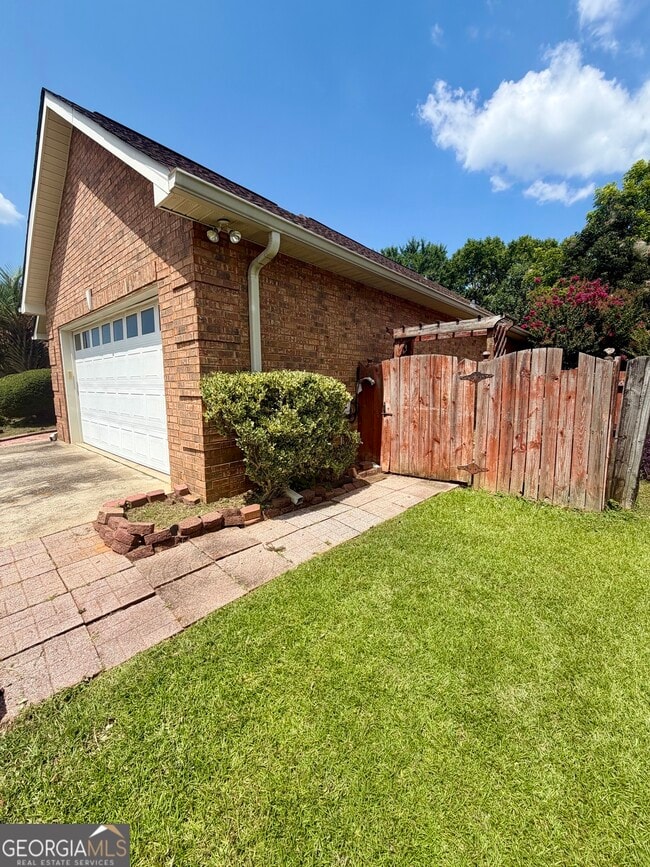 Building Photo - 213 Carrington Ln