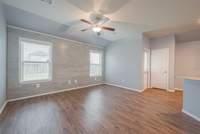 Building Photo - 14015 Lake Cres Dr
