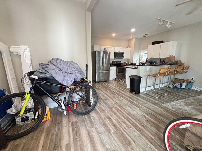 Building Photo - Available 8/15. Renovated 4 BR Home Downtown!