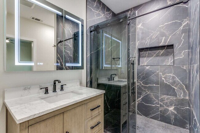 Building Photo - 2823 W Cantey St