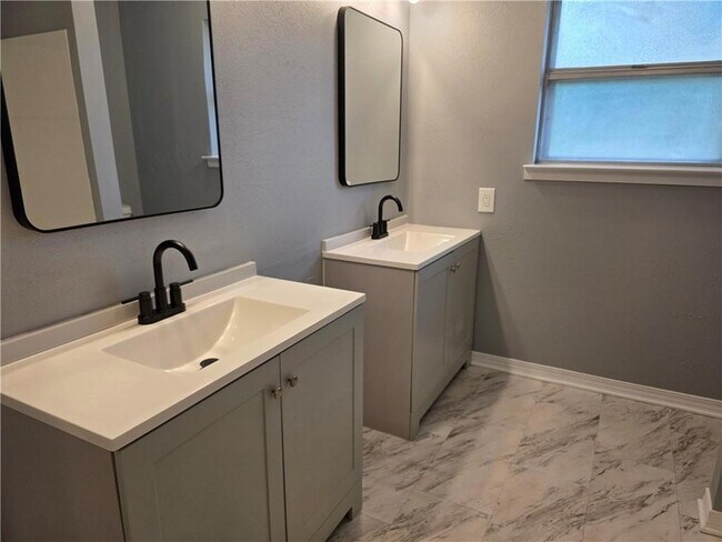 Building Photo - 111 Heather Dr