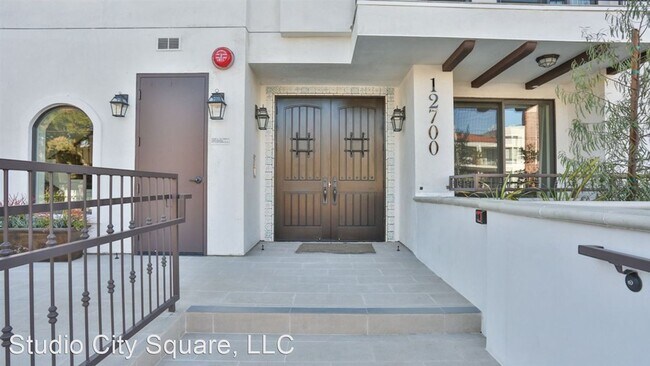 Building Photo - 12700 Moorpark St