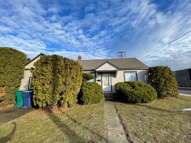 Building Photo - Cozy three bedroom home
