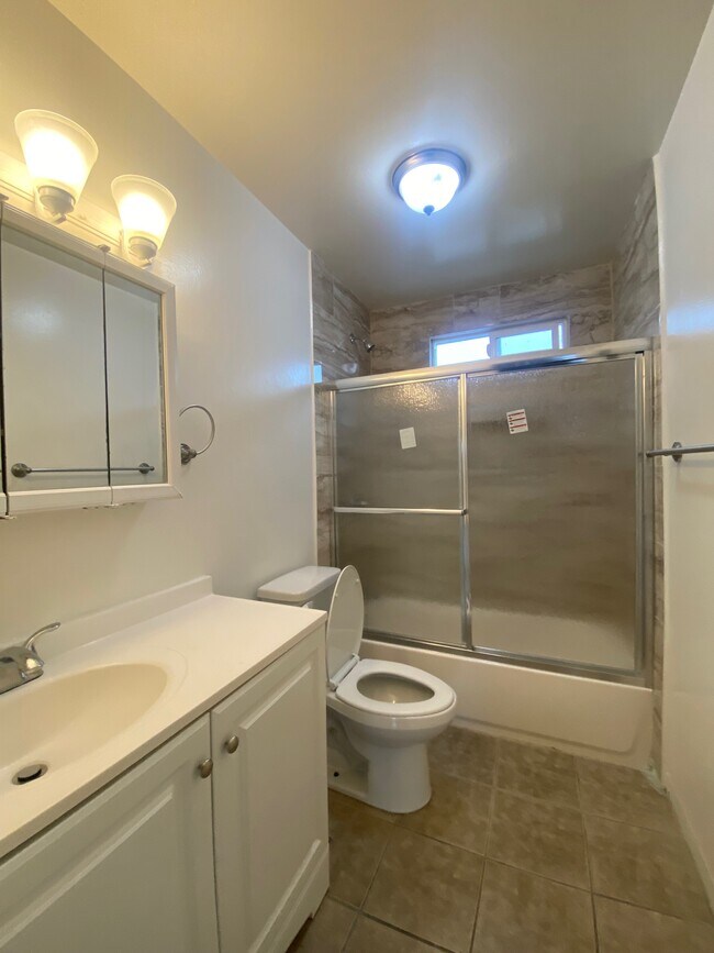 Building Photo - 262 E Allenhurst St