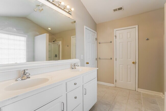 Building Photo - 512 Waterford Dr