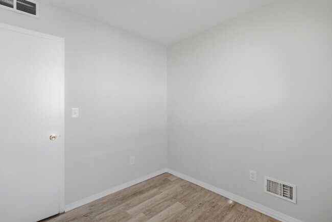 Building Photo - Come see your new home!