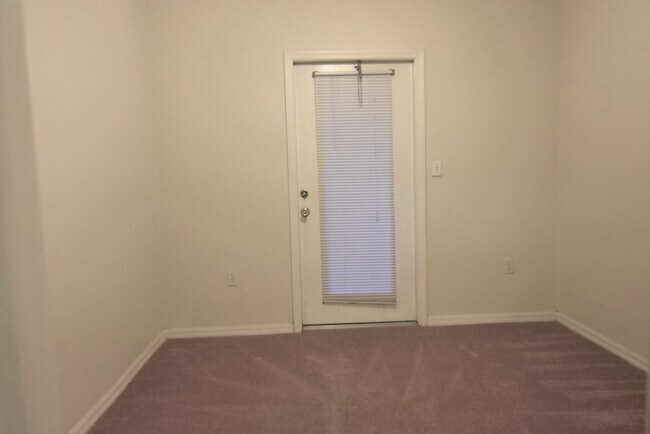 Building Photo - 1B/1B Plus a Den 1st FL $1500/mo -Pinnacle...