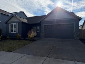 Building Photo - Great Location- Great Single Level House-  Don't Miss this!!!