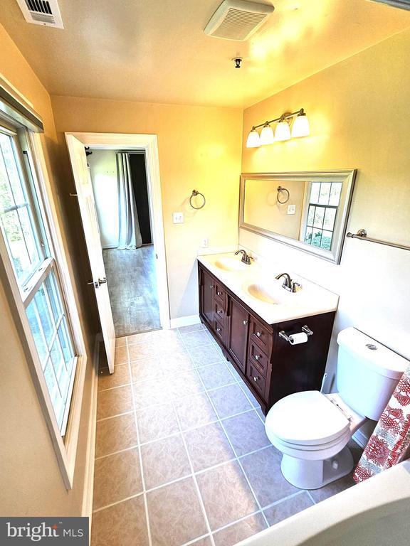 Building Photo - 904 Martell Ct
