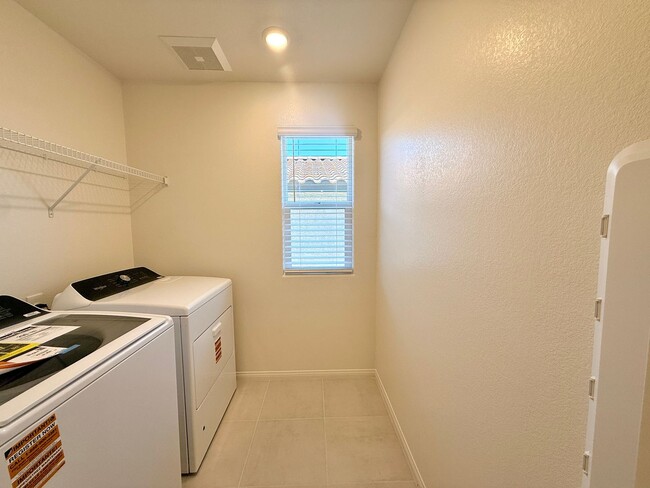 Building Photo - Modern 3BR Home - Prime Location