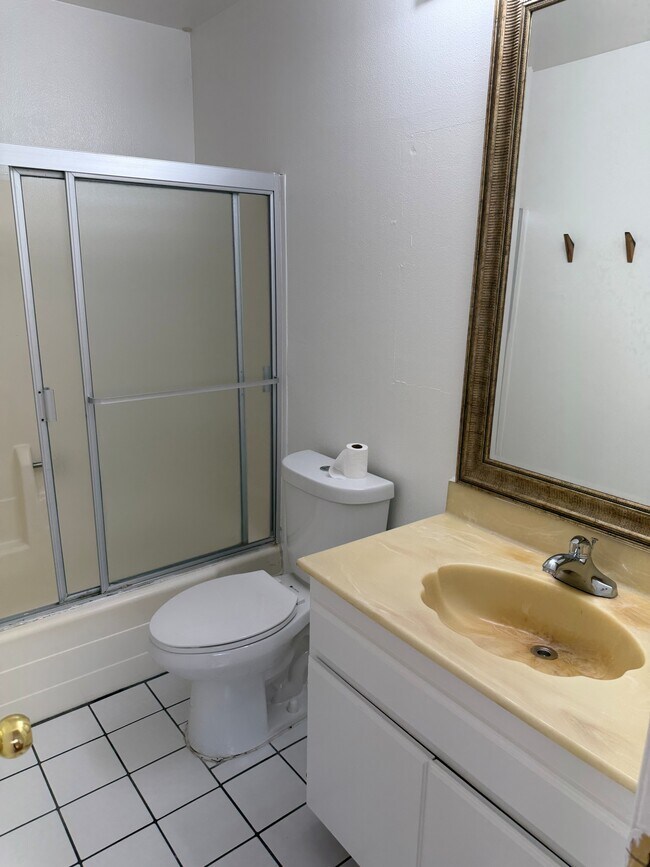 Building Photo - 557 E Tujunga Ave