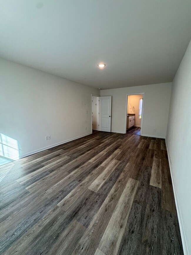 Building Photo - Beautiful 3-Bedroom Home Near Downtown Sta...