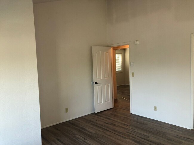 Building Photo - 3 bedroom 2 bathroom house in Thurston hills!