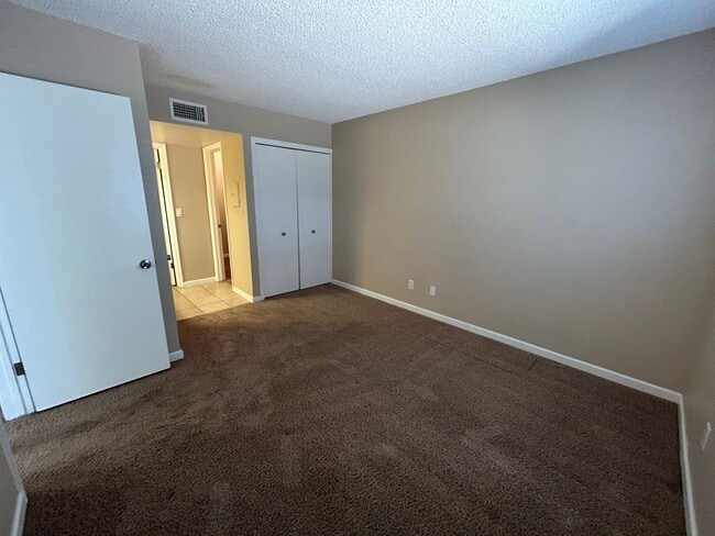 Building Photo - Spacious 1 bedroom/1 bath