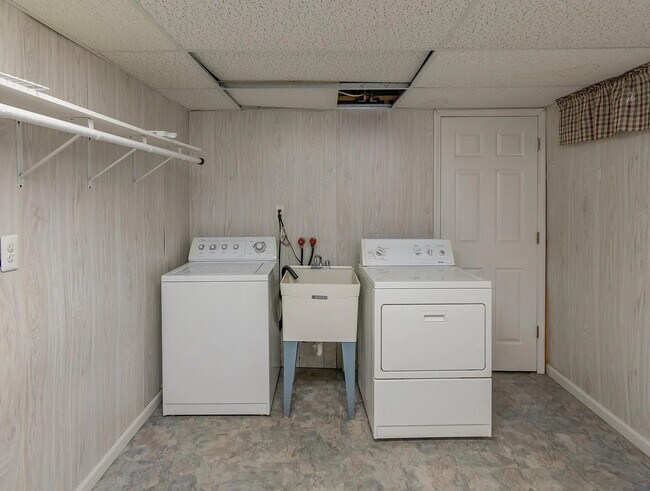 Building Photo - 150 Bobolink Ave
