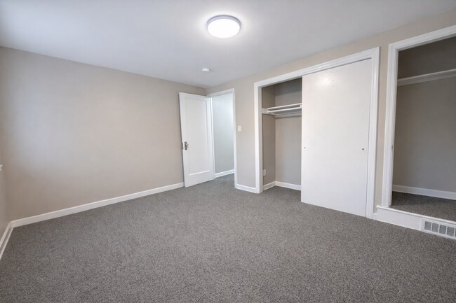 Building Photo - Charming Updated 2BR Rowhome with Modern Kitchen & Washer/Dryer