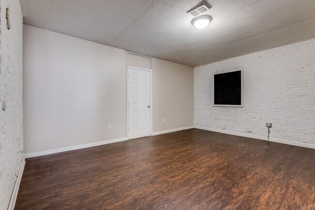 Building Photo - Available NOW - Spacious 6 Bedroom, 2 FULL Bath Home Located in South Side Slopes!