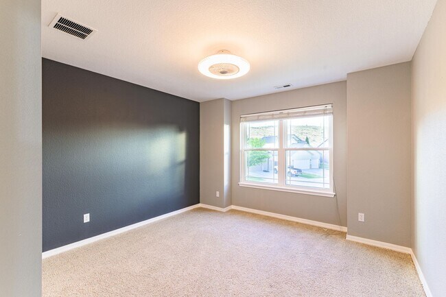 Building Photo - Private Oasis with Panoramic Mountain Views – 4 BR Plus Bonus Room / Office