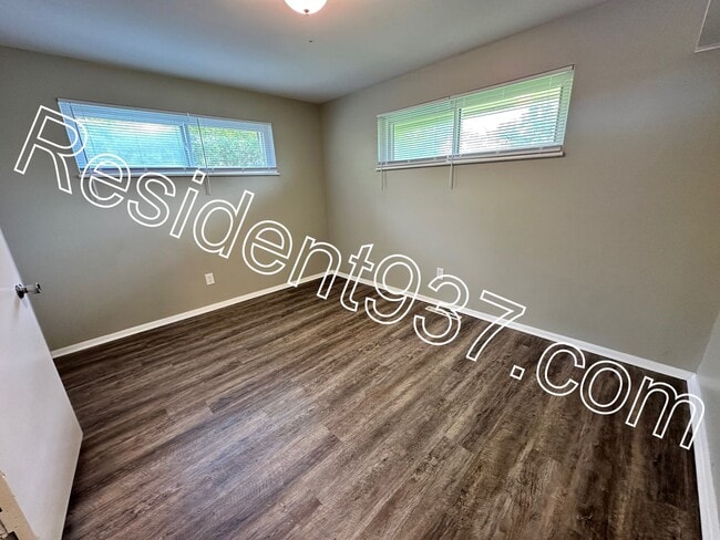 Building Photo - Newly Updated 4 Bed 2 bath home