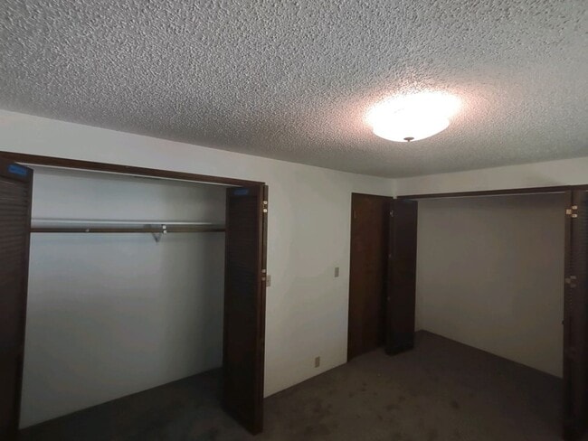 Building Photo - Large 2+ bedroom 2.5 bath home with large ...