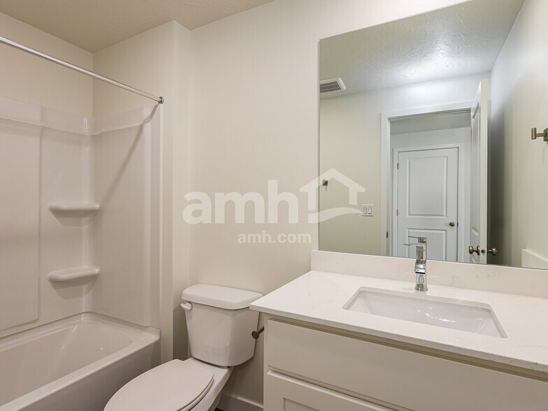 Building Photo - 1402 W Mahogany St