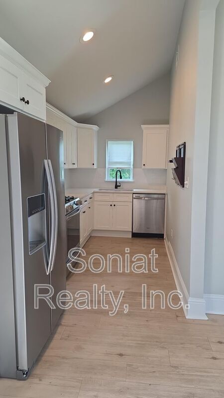 Building Photo - 5815 Catina St