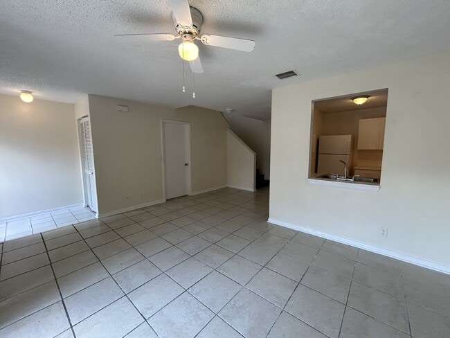 Building Photo - 910 Cypress Way E