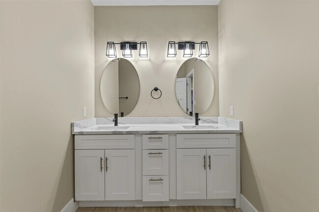 Building Photo - 5424 Delmar Ct