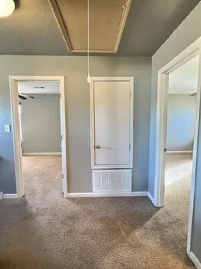 Building Photo - Great 3 Bedroom 2.5 Bathroom Cabot House